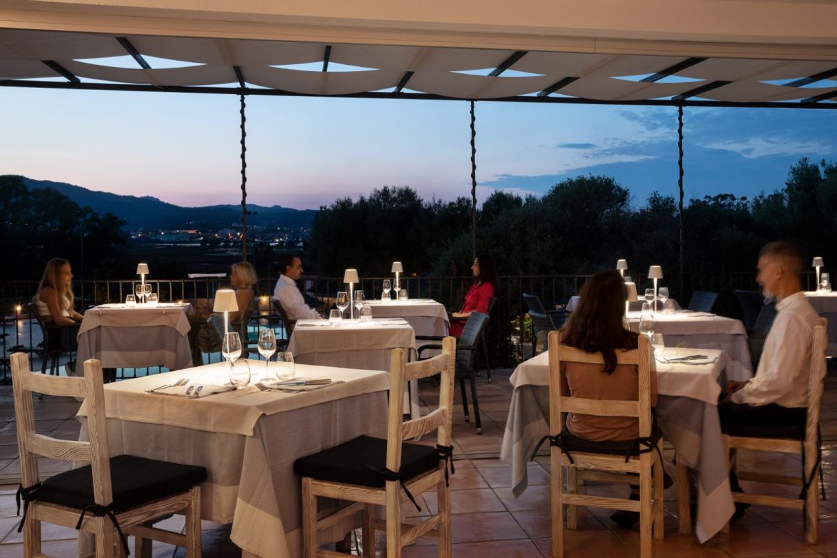 Ristorante terrazza con persone