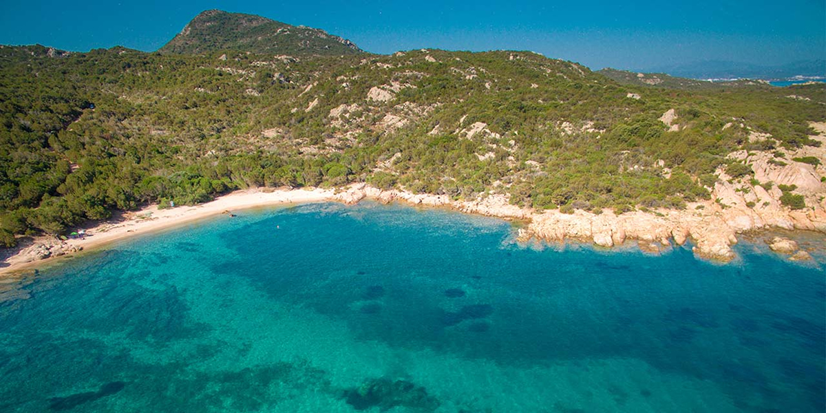 Come trovare una spiaggia senza vento a Olbia?